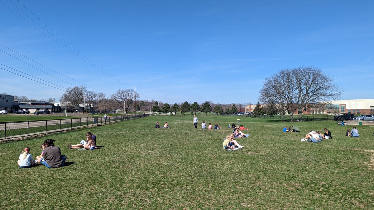 MrsBadiner's tweet photo. A beautiful day for Literature Appreciation students to read outside with their first grade buddies! https://t.co/n5YcYQXF0C