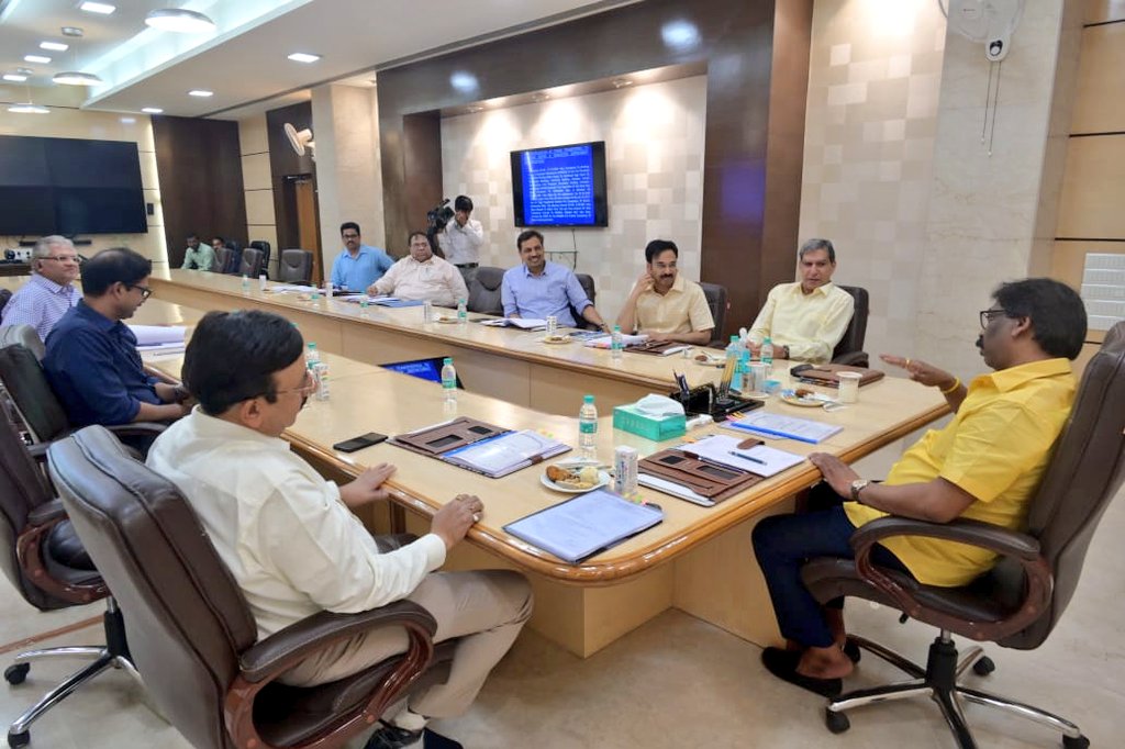 अरे भैया एक बार कुर्सी मिली है 
लूटो और लूटने दो 
हमारा यही नारा है!
              युवराज हेमंत।