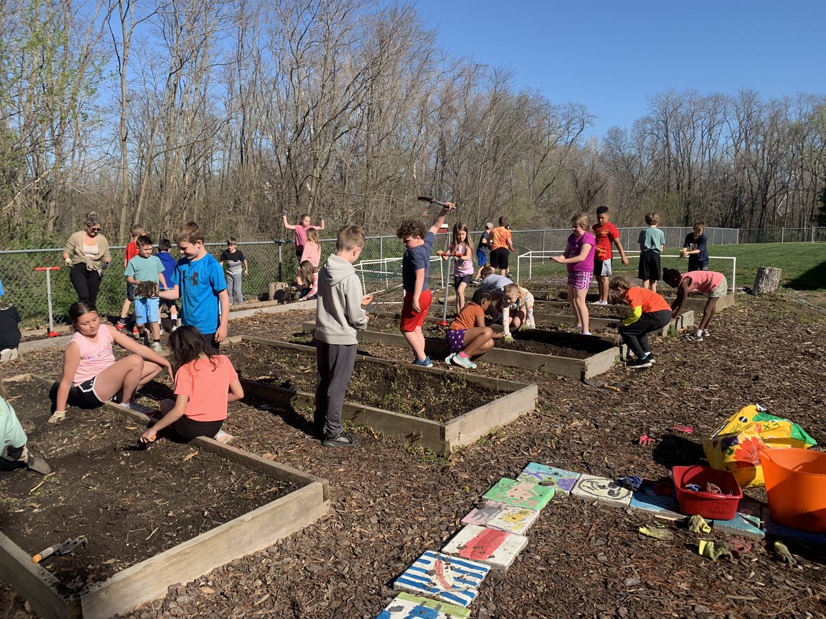 Studio3EPiC's tweet photo. Getting our hands dirty today! Our garden has been cleaned up and planted for a late spring harvest! @EpicElementary @LIBERTYSCHOOLS #schoolgardens #EpicMarket 🥬🥕🥔🍅🫑 https://t.co/dohqZZ0O8S