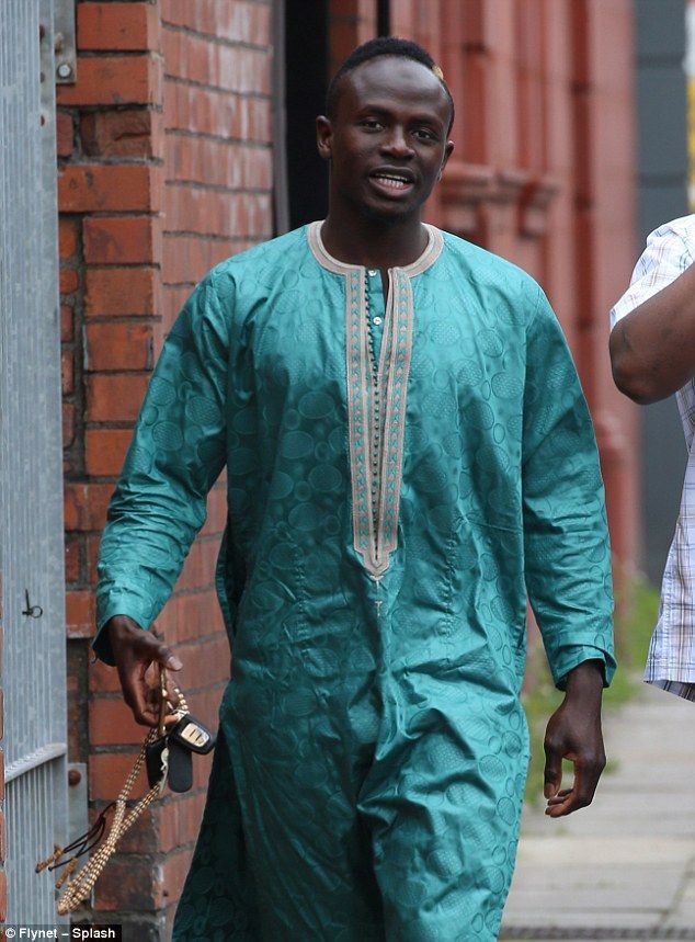 1khaby's tweet photo. Comment tu peux manquer de respect à cet homme et croire s'en sortir indemne. Merci 1000× Sadio d'avoir réagit comme un homme.  Tu l'as fait non seulement pour toi mais pour toute une communauté ♥️🇸🇳 https://t.co/C3CLnUAjdN