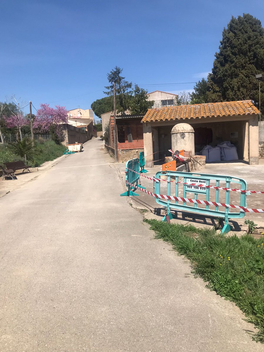 Republicansuni's tweet photo. El 20-3  l’Ajuntament va tallar el carrer del Pou de Tor per fer les obres del parc del Safareig, passats uns dies l’obren al trànsit de nou ja que no comencen les obres sense dir res de res, i tancant només el parc. https://t.co/wqcCMEn01C