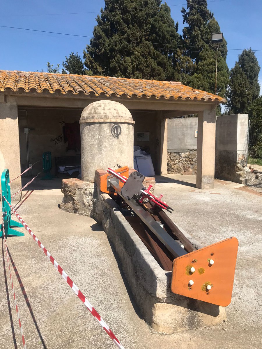 Republicansuni's tweet photo. El 20-3  l’Ajuntament va tallar el carrer del Pou de Tor per fer les obres del parc del Safareig, passats uns dies l’obren al trànsit de nou ja que no comencen les obres sense dir res de res, i tancant només el parc. https://t.co/wqcCMEn01C