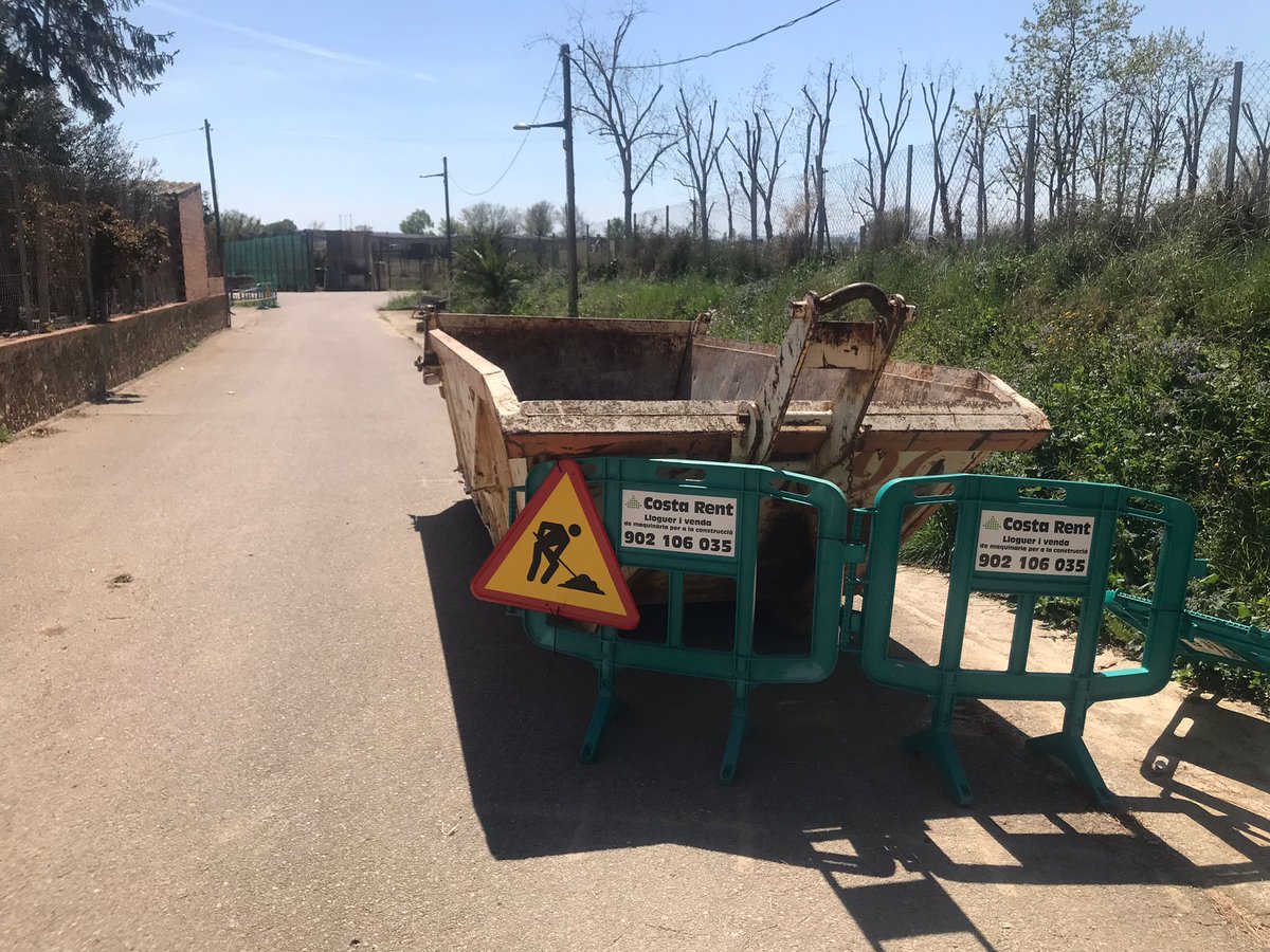 Republicansuni's tweet photo. El 20-3  l’Ajuntament va tallar el carrer del Pou de Tor per fer les obres del parc del Safareig, passats uns dies l’obren al trànsit de nou ja que no comencen les obres sense dir res de res, i tancant només el parc. https://t.co/wqcCMEn01C