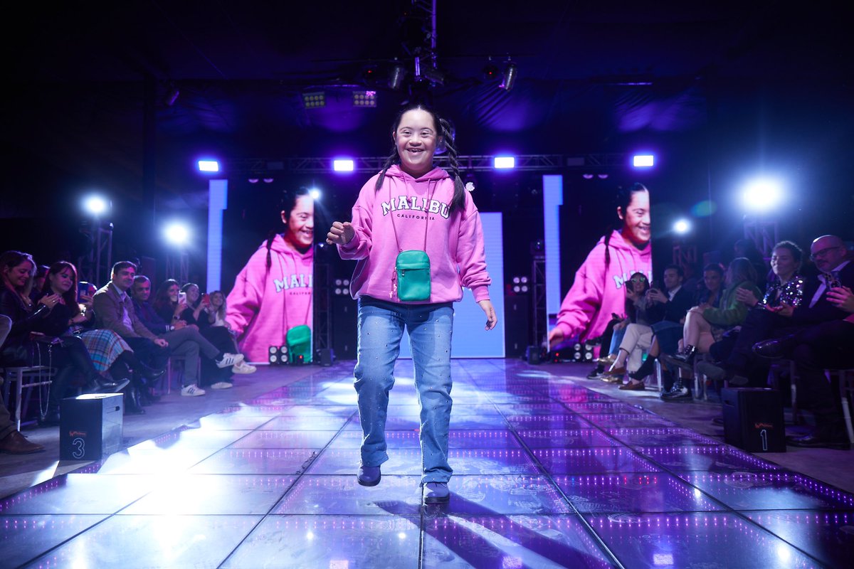 claudiaaldanas's tweet photo. Ya y con estas fotos tan pro que me enviaron del desfile de ayer de la Fati, termino mi spam. Gracias @corona_chile 🫰🏻💜 #coronalook https://t.co/x7JvJWYaec
