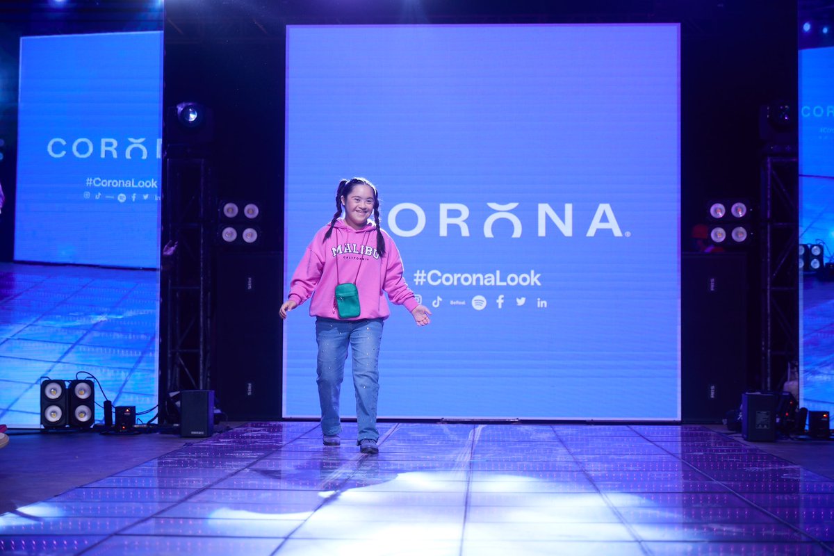 claudiaaldanas's tweet photo. Ya y con estas fotos tan pro que me enviaron del desfile de ayer de la Fati, termino mi spam. Gracias @corona_chile 🫰🏻💜 #coronalook https://t.co/x7JvJWYaec