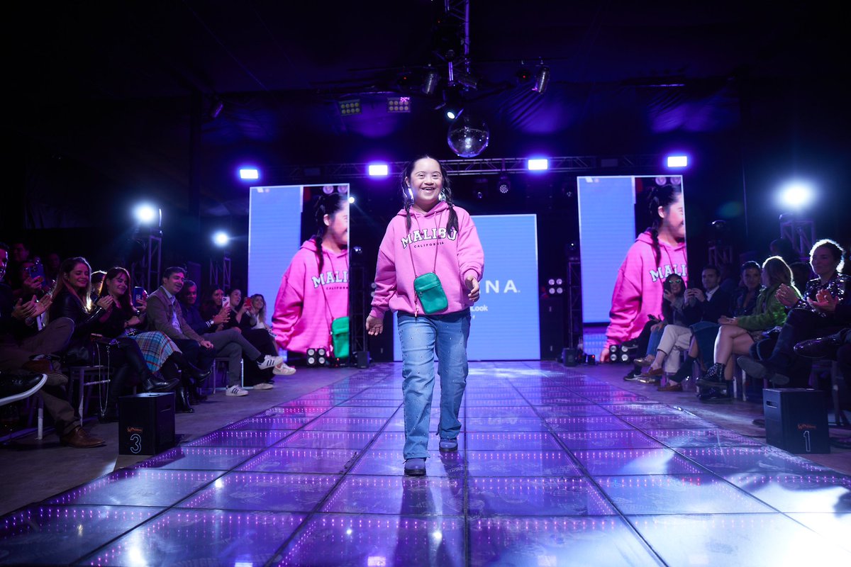 claudiaaldanas's tweet photo. Ya y con estas fotos tan pro que me enviaron del desfile de ayer de la Fati, termino mi spam. Gracias @corona_chile 🫰🏻💜 #coronalook https://t.co/x7JvJWYaec