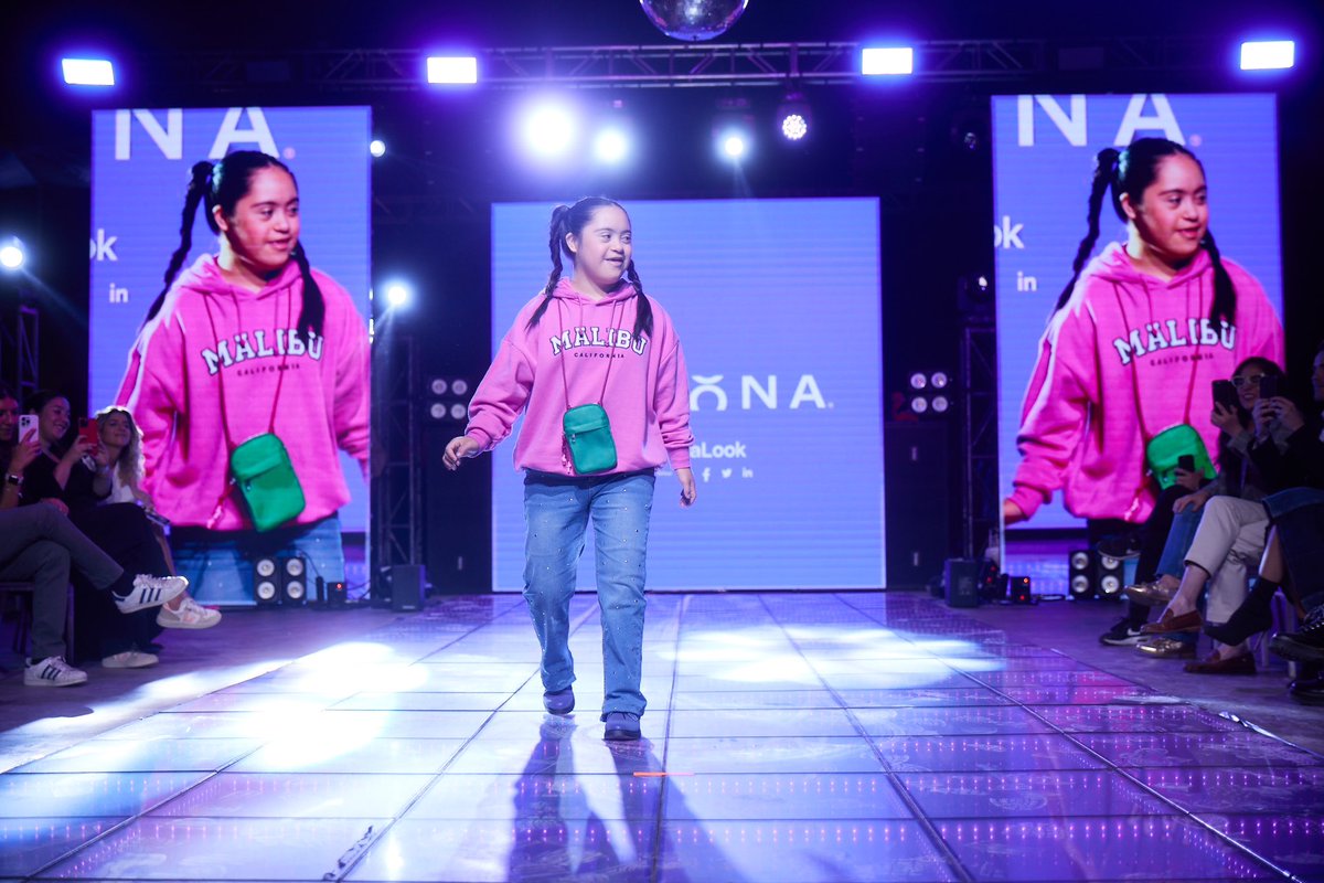 claudiaaldanas's tweet photo. Ya y con estas fotos tan pro que me enviaron del desfile de ayer de la Fati, termino mi spam. Gracias @corona_chile 🫰🏻💜 #coronalook https://t.co/x7JvJWYaec
