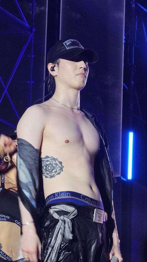 WONDER__MARK's tweet photo. เค้าเป็นมักเน่วงก๊อตเจ็ดค่ะทุกคนนนน
เป็นน่ารัก น่าทะนุถนอมมากๆ อบอุ่นมาก เป็นผู้ชายอุ่นๆ ☄️🔥 ปกติชอบกินช้อคโก้ปั่นกับข้าวผัด ติดซีรี่ส์ Descendants of the Sun มาก รอยสงรอยสักอะไรพาดปีกกลางหลัง ไม่มี๊ ล่าสุดเพิ่มดวงจันทร์มาซะเป็นจันทร์ข้างขึ้น 15 ค่ำ เลย😅แต่ น้องอบอุ่นอยู่ค่าาาา 
#YUGYEOM #WaterbombBKK2023