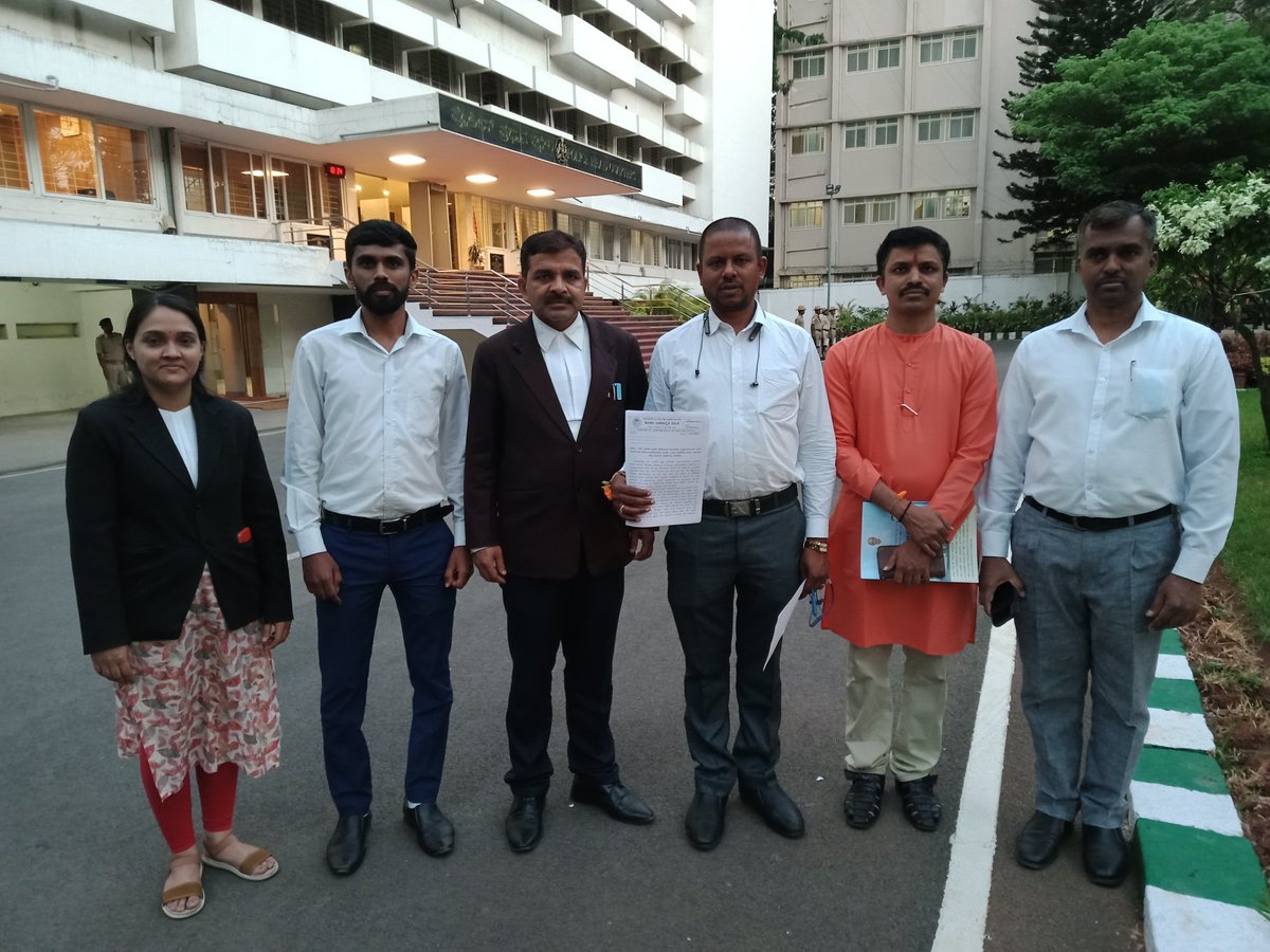#Hindu_Advocate_Attacked
#Hindu_Advocate_Attacked
Hindu advocate Krishnamurthy, who was prosecuting on behalf of Hindu activists in the Gauri Lankesh murder case, was fired upon by unknown persons last night.

How long will Hindus remain insecure ???