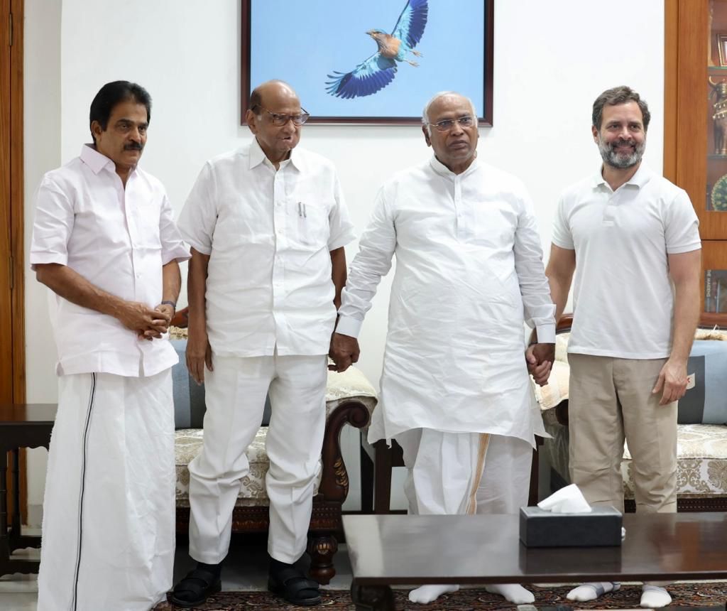 INCIndia's tweet photo. आज नई दिल्ली में NCP अध्यक्ष श्री @PawarSpeaks ने कांग्रेस अध्यक्ष श्री @kharge, पूर्व अध्यक्ष श्री @RahulGandhi और महासचिव (संगठन) श्री @kcvenugopalmp से मुलाकात की। https://t.co/SPGkb17lFw