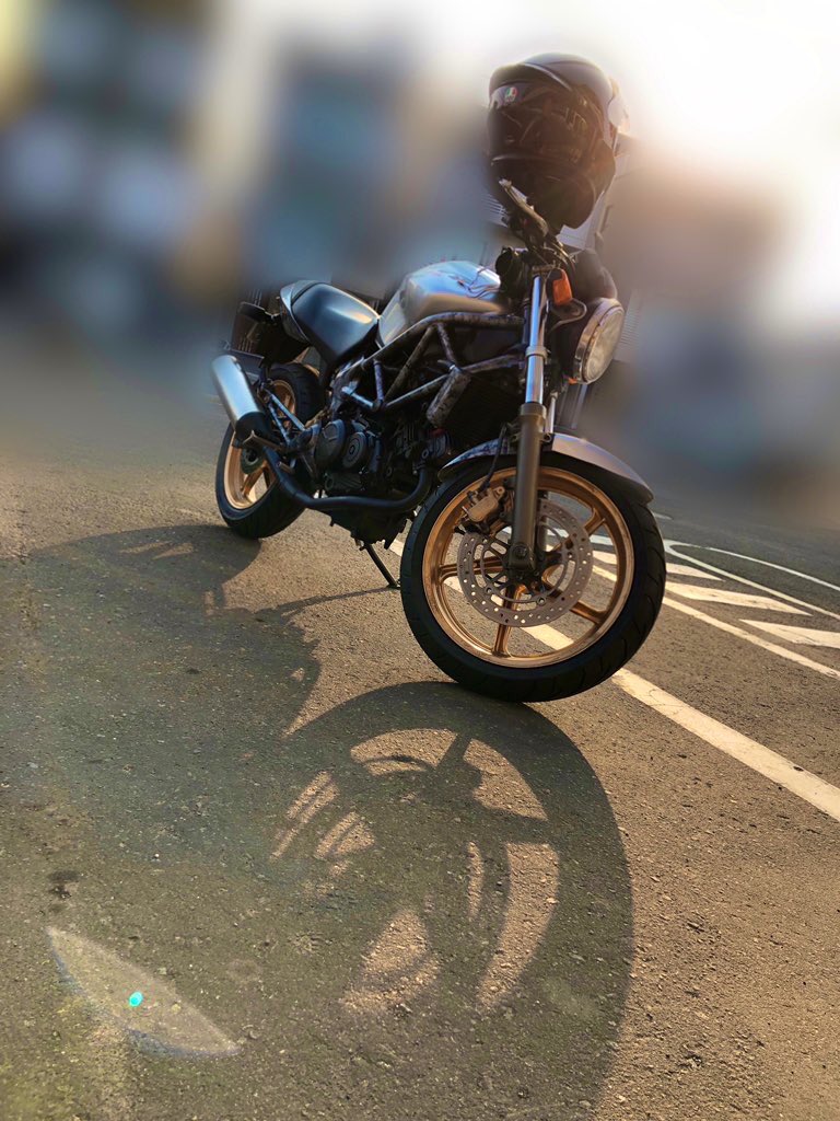 buho_olw's tweet photo. バイク初心者です🔰

名前 :Re
性別 :♀
住み :札幌
車種 :VTR250
年齢 :30前半
好き : お酒 / 食べる / 音楽

新米でのんびり走るのが好きです🙆‍♀️✨
右も左もわからない状態ですのでお手柔らかに🙇🏽‍♀️

#バイク乗りと繋がりたい
 #バイク乗りとして軽く自己紹介 
 #バイク好きと繋がりたい https://t.co/54nlSdGFvf