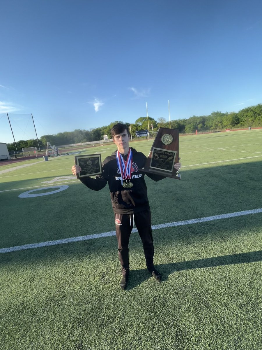 Casonrogers03's tweet photo. Good Day at District 

110h | 14.6 | new facility record 🥇
300h |  New Pr 39.5 | 🥇
4x400 🥇
@LSWMustangTrack https://t.co/xbDkDk1gXW