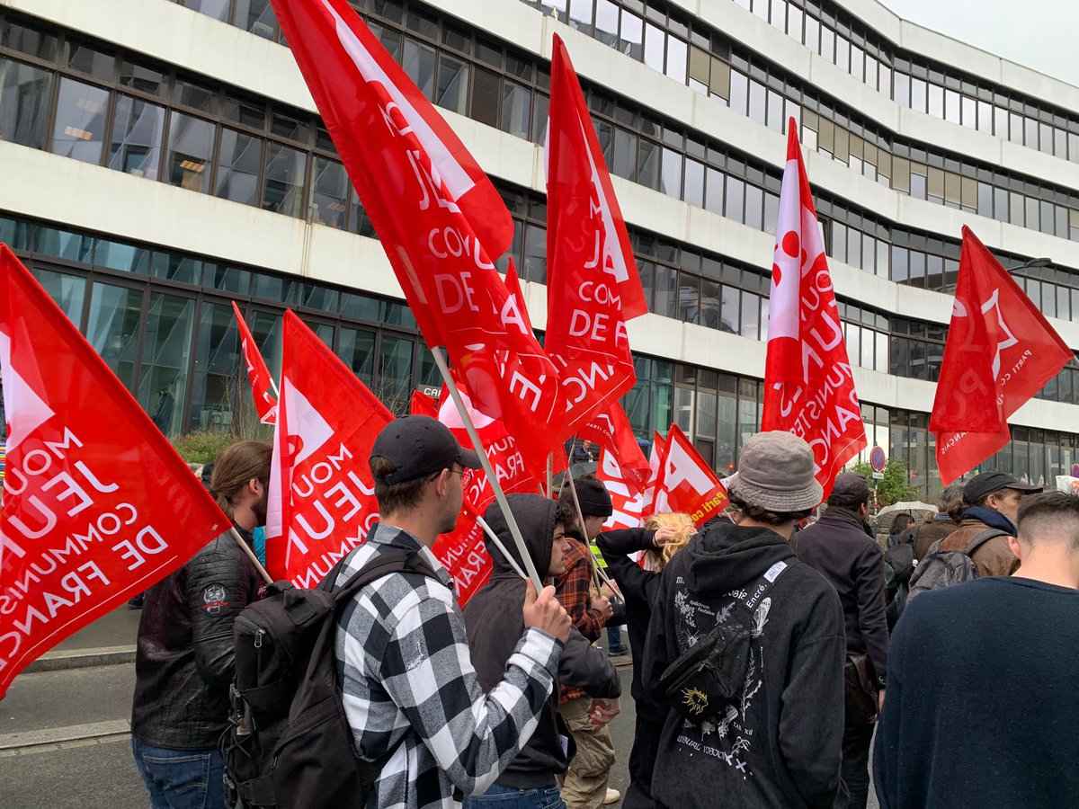 MJCF35's tweet photo. Journée chargée, en cette 12e journée de mobilisation, pour le MJCF35. 🔴🔴

En effet, à l’appel de l’intersyndicale, nous étions présent à la manifestation Rennaise. 15 000 Rennaise et Rennaise ont défilé dans les rues de Rennes, avec notre cortège rouge toujours présent. https://t.co/q99IgPQ6PN