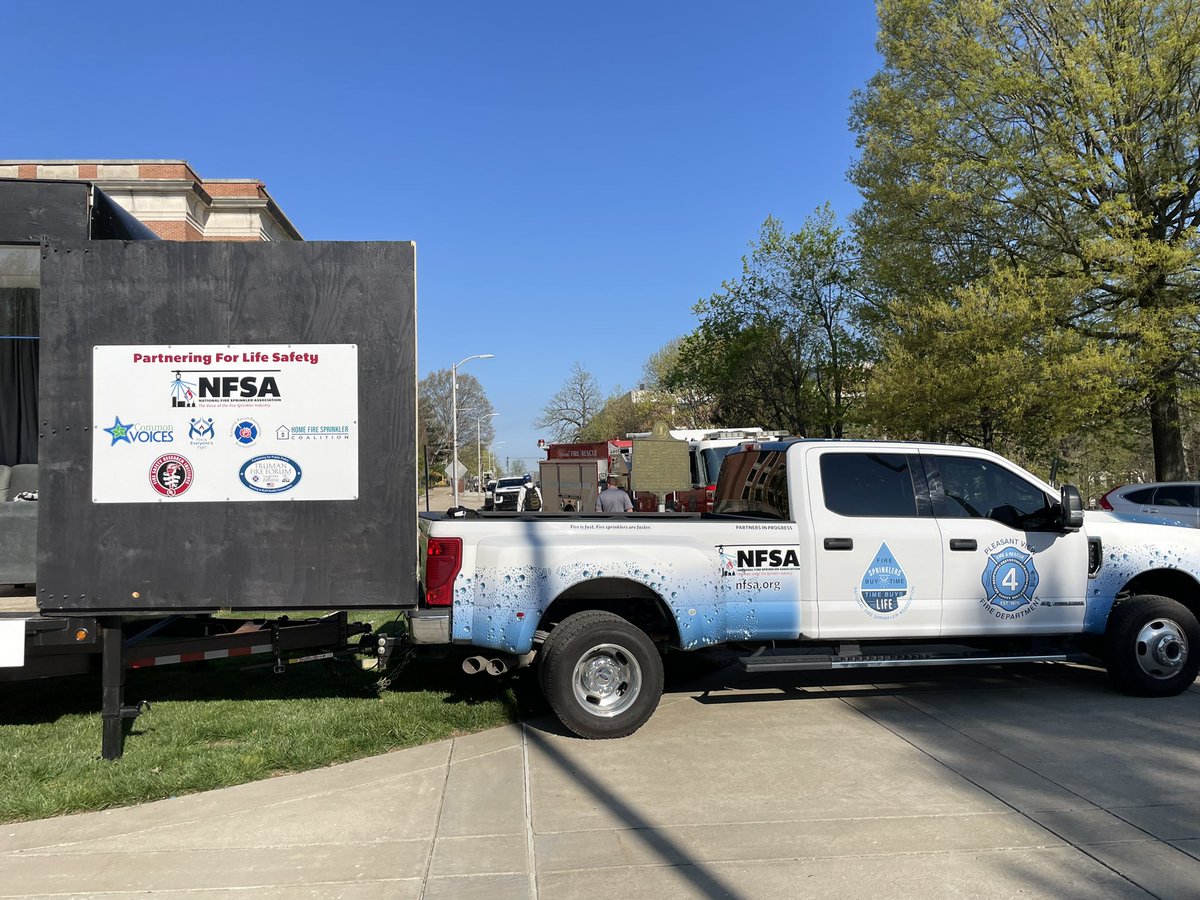chiefrays's tweet image. Exciting to be part of the @eku Student Government Assoc. Day. Thanks @NFSAorg @EKUFire @RichmondFD for making it happen. #fastestwater @WKYT with us for coverage. Thanks @lucybrysonWKYT for spreading the safety message.