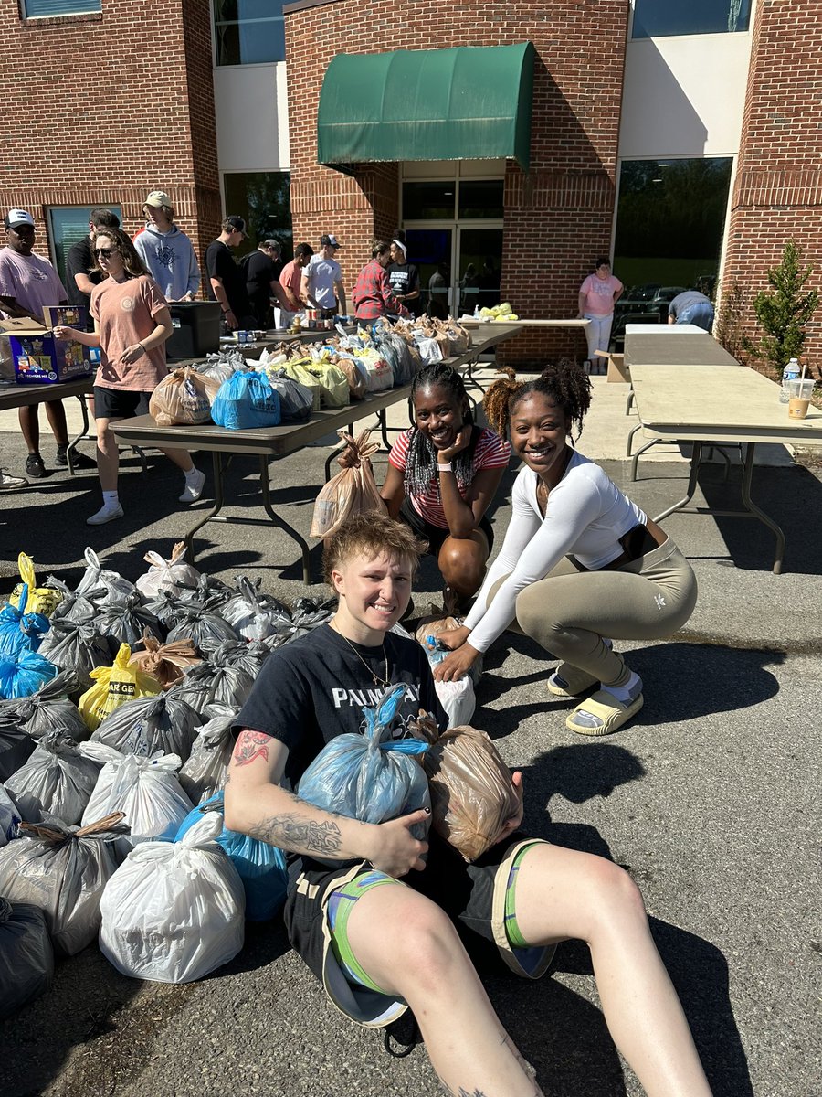 FerrumWBB's tweet photo. Ferrum College Day of Service 2023! 🐾
Today we packed 120 backpacks for Ferrum Elementary School 🎒
#ForgedAsOne https://t.co/tj3K6UWD9q