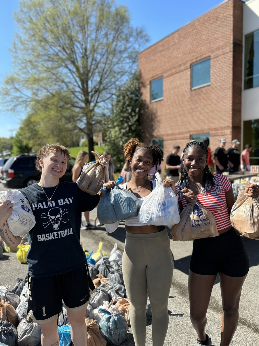 FerrumWBB's tweet photo. Ferrum College Day of Service 2023! 🐾
Today we packed 120 backpacks for Ferrum Elementary School 🎒
#ForgedAsOne https://t.co/tj3K6UWD9q