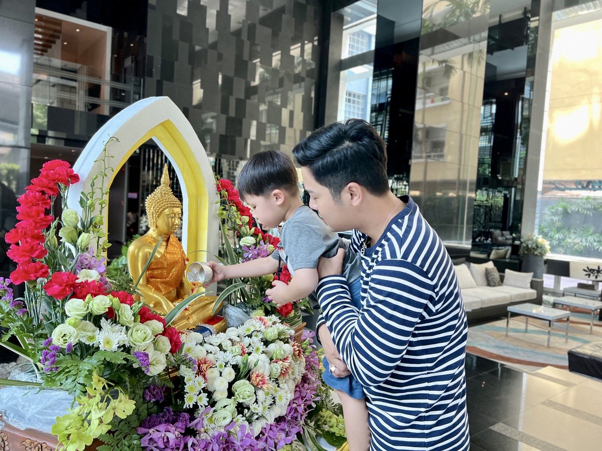 nainice03's tweet photo. #สงกรานต์2566 ทีมงาน @PlusPropertyTH ได้มีการจัดพื้นที่สำหรับให้ลูกบ้านได้มาสรงน้ำพระ สักการะขอพร เพื่อความเป็นสิริมงคล และสืบทอดประเพณีสงกรานต์ขึ้นในบริเวณสโมสรและล็อบบี้ส่วนกลาง ซึ่งทีมงานก็ได้มีการแสดงฝีมือการจัดดอกไม้ รวมทั้งร่วมตกแต่งพื้นที่กันอย่างคึกคักค่ะ https://t.co/W7EBc9QNGY