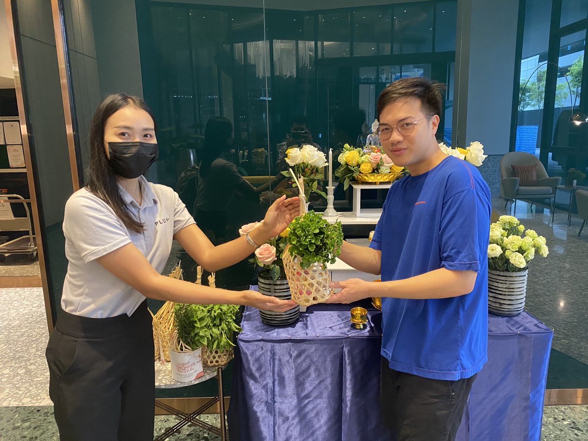 nainice03's tweet photo. #สงกรานต์2566 ทีมงาน @PlusPropertyTH ได้มีการจัดพื้นที่สำหรับให้ลูกบ้านได้มาสรงน้ำพระ สักการะขอพร เพื่อความเป็นสิริมงคล และสืบทอดประเพณีสงกรานต์ขึ้นในบริเวณสโมสรและล็อบบี้ส่วนกลาง ซึ่งทีมงานก็ได้มีการแสดงฝีมือการจัดดอกไม้ รวมทั้งร่วมตกแต่งพื้นที่กันอย่างคึกคักค่ะ https://t.co/W7EBc9QNGY