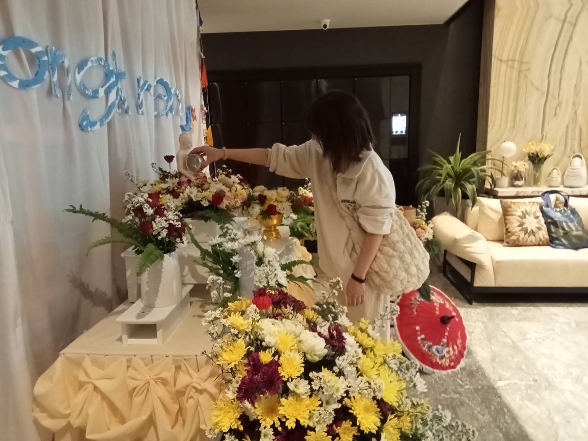 nainice03's tweet photo. #สงกรานต์2566 ทีมงาน @PlusPropertyTH ได้มีการจัดพื้นที่สำหรับให้ลูกบ้านได้มาสรงน้ำพระ สักการะขอพร เพื่อความเป็นสิริมงคล และสืบทอดประเพณีสงกรานต์ขึ้นในบริเวณสโมสรและล็อบบี้ส่วนกลาง ซึ่งทีมงานก็ได้มีการแสดงฝีมือการจัดดอกไม้ รวมทั้งร่วมตกแต่งพื้นที่กันอย่างคึกคักค่ะ https://t.co/W7EBc9QNGY