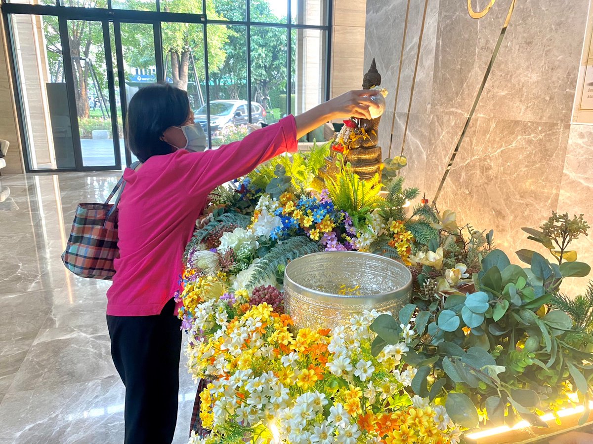 nainice03's tweet photo. #สงกรานต์2566 ทีมงาน @PlusPropertyTH ได้มีการจัดพื้นที่สำหรับให้ลูกบ้านได้มาสรงน้ำพระ สักการะขอพร เพื่อความเป็นสิริมงคล และสืบทอดประเพณีสงกรานต์ขึ้นในบริเวณสโมสรและล็อบบี้ส่วนกลาง ซึ่งทีมงานก็ได้มีการแสดงฝีมือการจัดดอกไม้ รวมทั้งร่วมตกแต่งพื้นที่กันอย่างคึกคักค่ะ https://t.co/W7EBc9QNGY