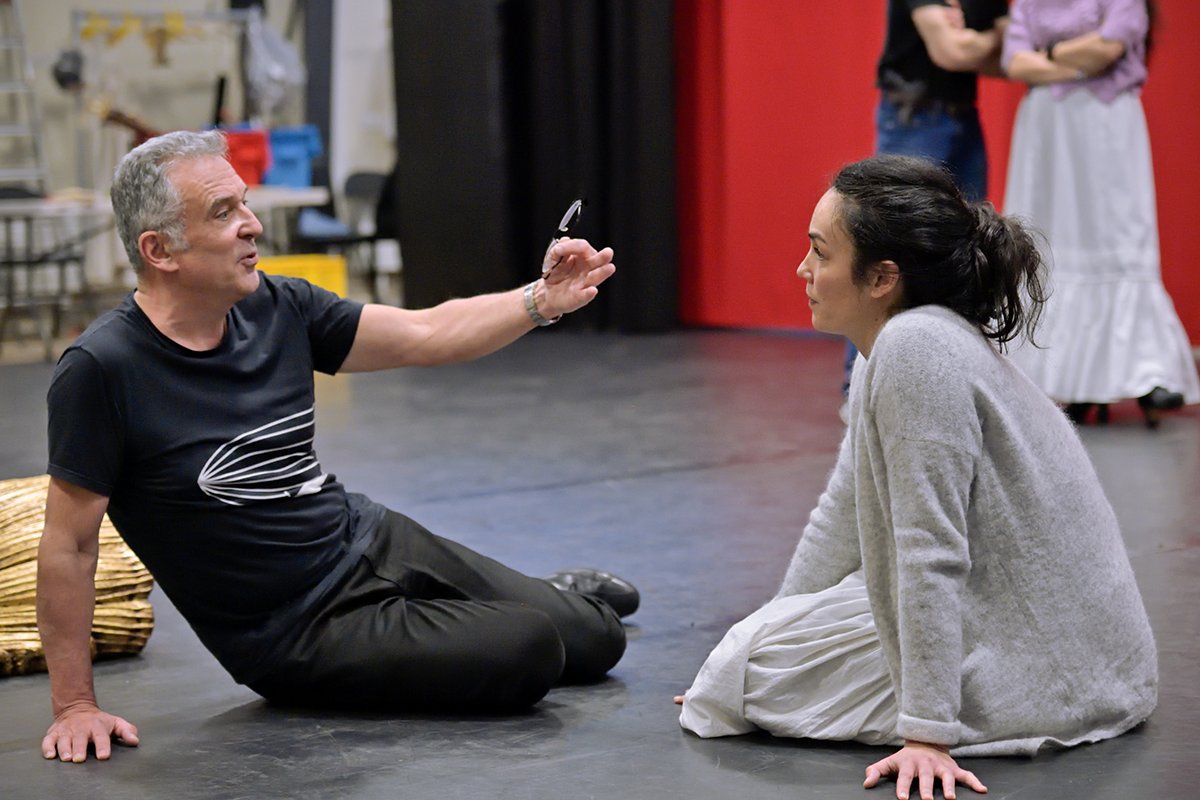 Prenez garde si elle vous aime.

Plus que quelques jours à attendre avant le grand retour de Carmen à l'Opéra-Comique. 

Du 24 avril au 4 mai
bit.ly/twOCCarmen23