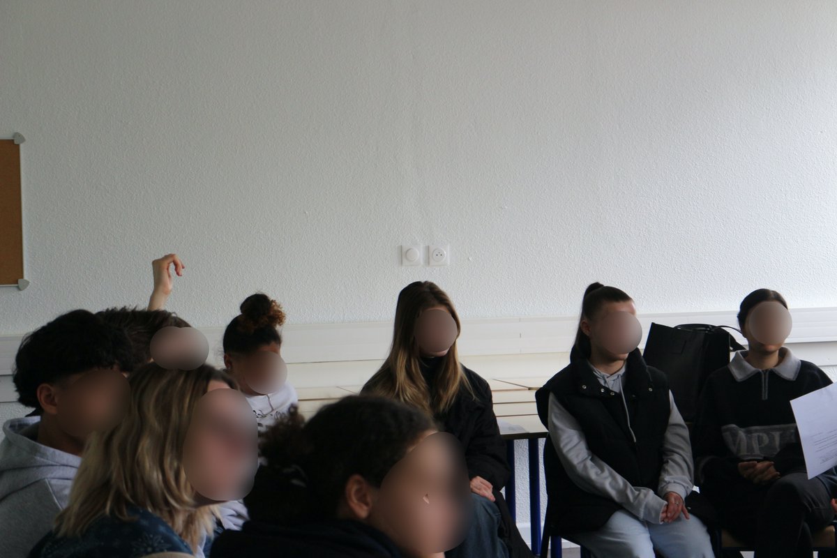 Graines2philo67's tweet photo. Formation des lycéen•nes  à la discussion à visée philosophique au collège/Lycée Jean Monnet: nos futur•es animateurices philo vont animer deux ateliers avec les classes de sixième: bonne chance à elleux! https://t.co/UinL49NbMH
