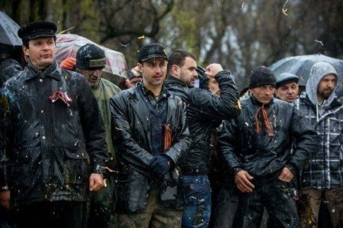 Помним!
13 апреля 2014 года 300 безоружных запорожцев выстояли перед тысячами бесноватых укронацистов. Их били и оскорбляли, но они продолжали петь "Вставай, страна огромная".
48 запорожцев были ранены, 28 попали в больницы с ожогами от кислоты и огня, с переломами и травмами.