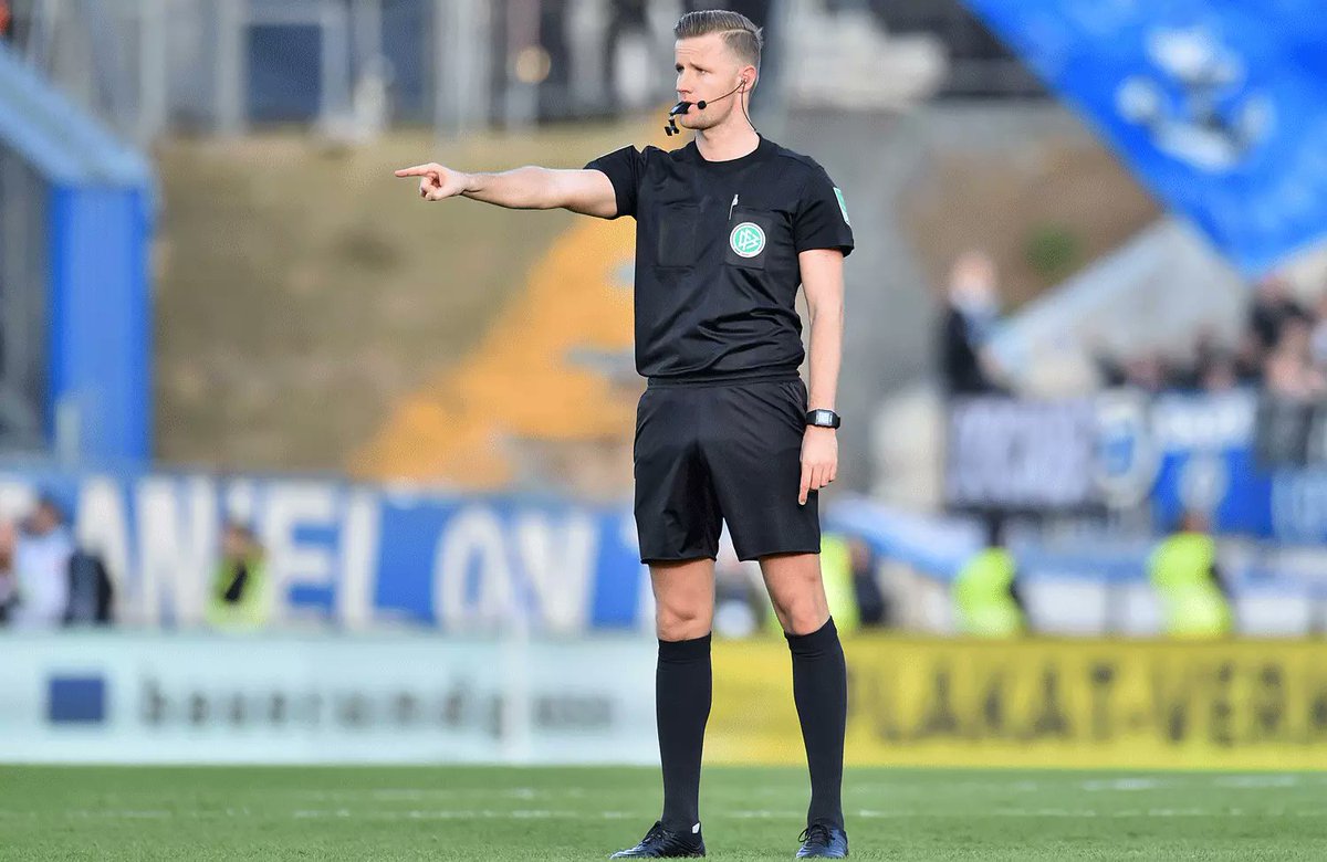 SrAnsetzungen's tweet photo. 3. Liga, 32. Spieltag

Spvgg Bayreuth - Hallescher FC (Sa., 14 Uhr)

🙎🏼‍♂️: Dr. Arne Aarnink 
🚩: Eric Müller 
🚩: Daniel Riehl

#Aarnink #BAYHFC #3Liga https://t.co/ihLP1BAKy4