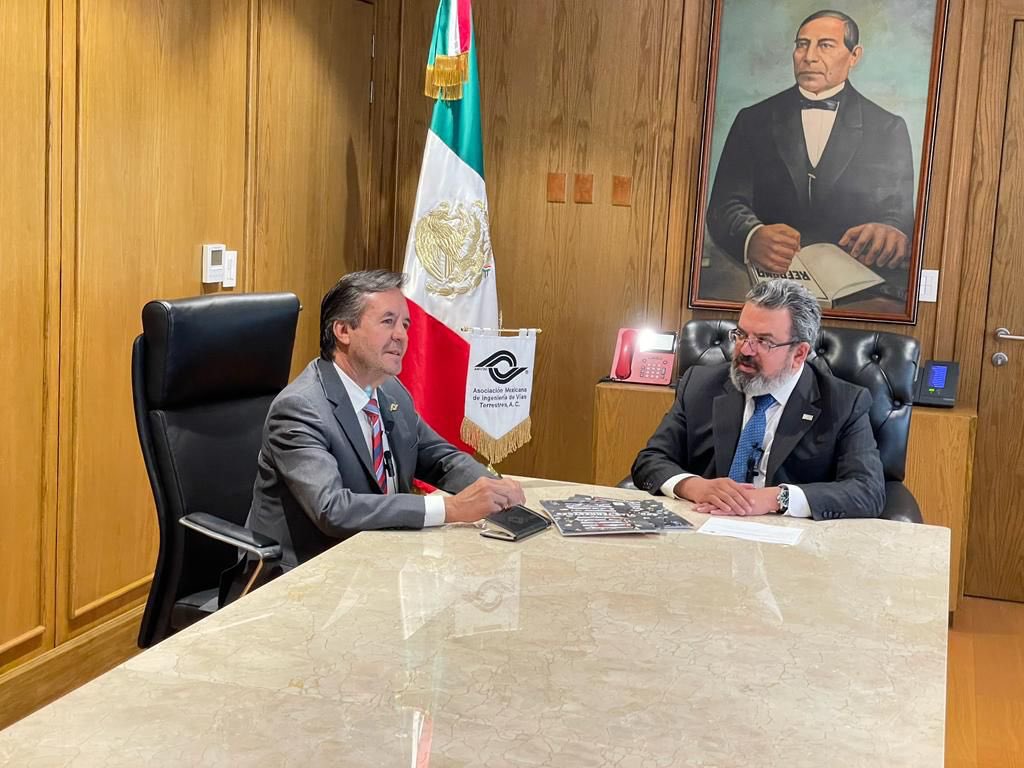 AMIVTACmx's tweet photo. Cálida entrevista del Presidente @AMIVTACmx @SalvaFdezAyala al Secretario @SCT_mx cuyo contenido estará en la próxima edición de nuestra Revista #VíasTerrestres. ¡No te la pierdas! https://t.co/rrXacg1KlY