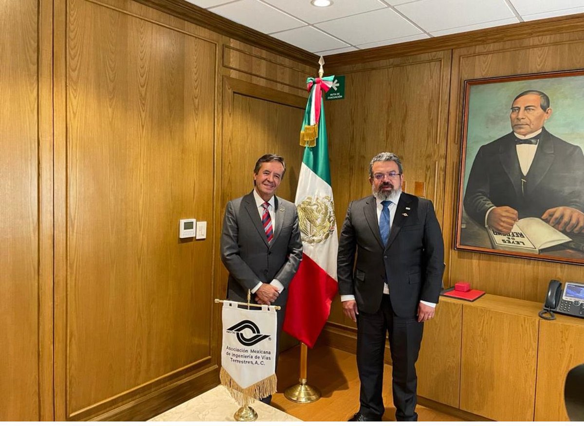 Cálida entrevista del Presidente <a href="/AMIVTACmx/">AMIVTAC</a> <a href="/SalvaFdezAyala/">SalvaFernándezA</a> al Secretario @SCT_mx cuyo contenido estará en la próxima edición de nuestra Revista #VíasTerrestres. ¡No te la pierdas!
