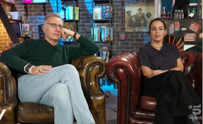 viaggrego's tweet photo. Dopo l’#Orso #Assassino pronta la nuova #Telenovela da dare in pasto alla finta #Informazione: #Bonolis starebbe per #separarsi, ma l’#Annuncio, manco fosse il #Re d’#Inghilterra, verra’ dato in #Diretta #Tv! https://t.co/6wajVcuQXY https://t.co/Yvt94N1azA