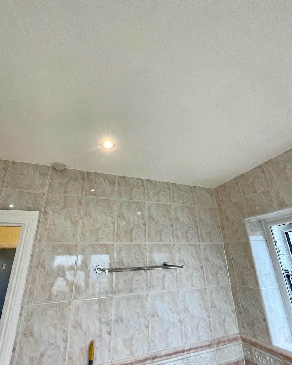 ZinsserUK's tweet photo. Flaking paint fix🛠️
'Bathroom ceiling had an issue with peeling so we removed all loose paint, sanded down and applied Peel Stop. The results speak for themselves'
Peel Stop - a clear, flexible bridging sealer to fix #peeling or #flakingpaint on surfaces.
📸acw_decor https://t.co/JiPZujJvK8