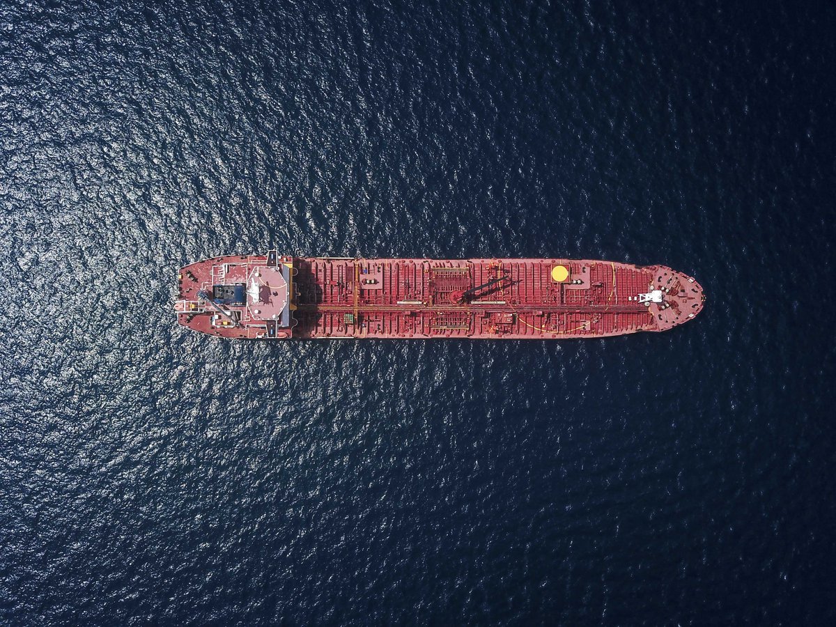 pnudfr's tweet photo. Les côtes du Yémen 🇾🇪 en Mer Rouge sont menacées par une marée noire, véritable catastrophe humanitaire, écologique et économique.
L'@ONU_fr, le PNUD et leurs partenaires ont lancé l'#OperationFSOSafer pour extraire les barils dangereux. Vous pouvez agir https://t.co/RSVaX99k6E https://t.co/Vb6KMyTxnd