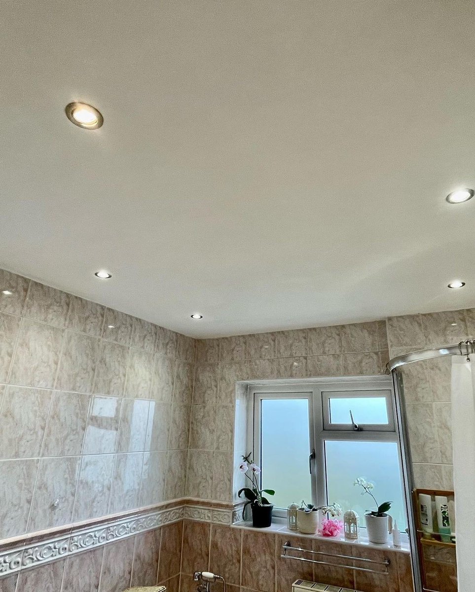 ZinsserUK's tweet photo. Flaking paint fix🛠️
'Bathroom ceiling had an issue with peeling so we removed all loose paint, sanded down and applied Peel Stop. The results speak for themselves'
Peel Stop - a clear, flexible bridging sealer to fix #peeling or #flakingpaint on surfaces.
📸acw_decor https://t.co/JiPZujJvK8