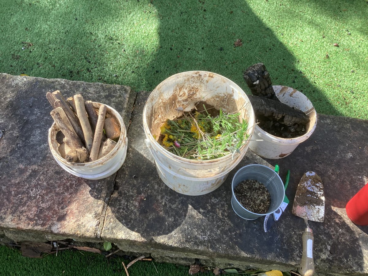 snap_forest's tweet photo. The sun rays through the trees were truly welcomed this morning as we got our fingers messy.  Clay, charcoal, dandelions, lavender, moss - the opportunities were endless. #messyhands #splat #bigcanvas https://t.co/kKD1ozQkh7