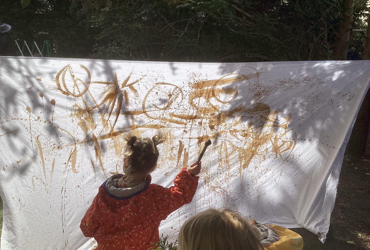 snap_forest's tweet photo. The sun rays through the trees were truly welcomed this morning as we got our fingers messy.  Clay, charcoal, dandelions, lavender, moss - the opportunities were endless. #messyhands #splat #bigcanvas https://t.co/kKD1ozQkh7