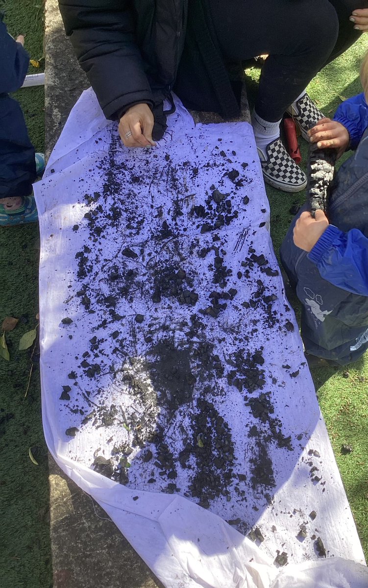 snap_forest's tweet photo. The sun rays through the trees were truly welcomed this morning as we got our fingers messy.  Clay, charcoal, dandelions, lavender, moss - the opportunities were endless. #messyhands #splat #bigcanvas https://t.co/kKD1ozQkh7