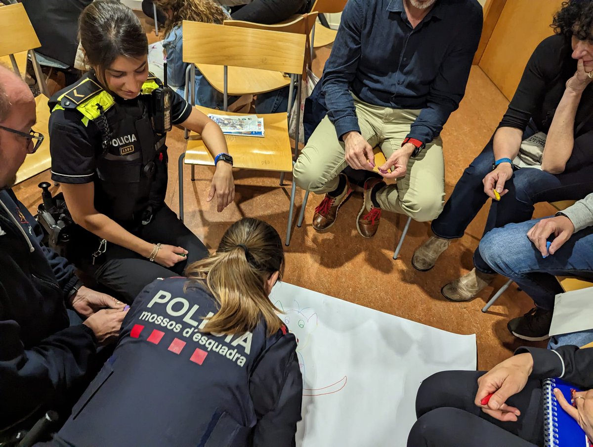PoliciaTrs's tweet photo. Durant la jornada s'han dut a terme diverses dinàmiques i conferències on s'han posat de manifest eines i recursos per lluitar contra l'assetjament escolar, on també han participat representants del #CMIAT https://t.co/3N1vUekYK9