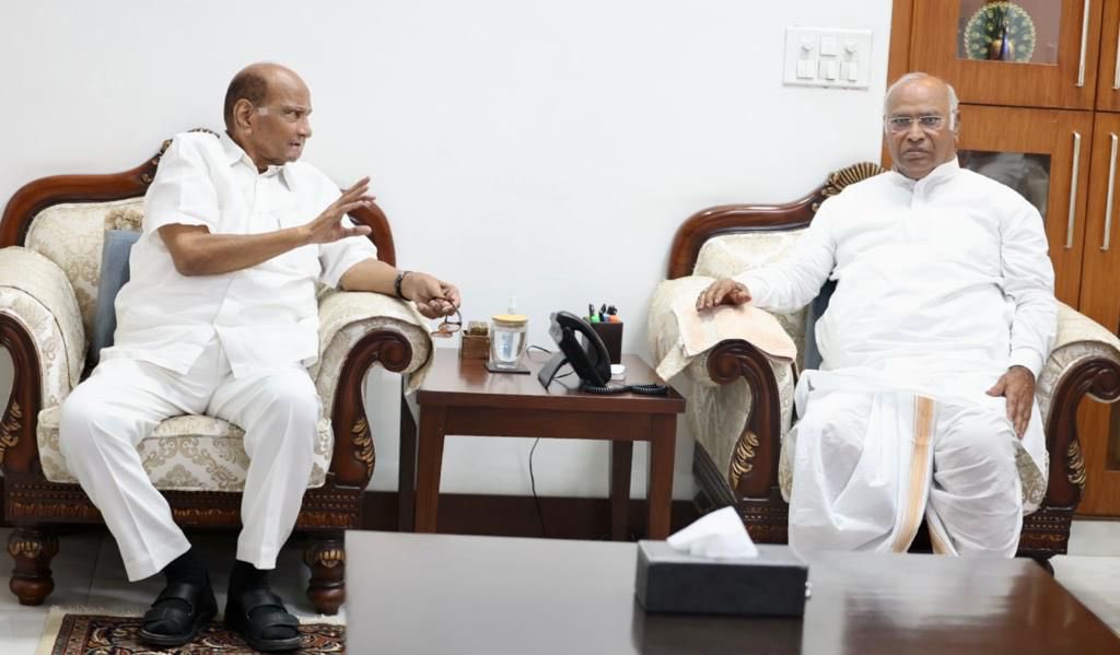 INCMinority's tweet photo. राष्ट्रवादी कांग्रेस पार्टी अध्यक्ष श्री @PawarSpeaks जी 
कांग्रेस अध्यक्ष श्री @kharge जी, पूर्व कांग्रेस अध्यक्ष श्री @RahulGandhi जी और एआईसीसी महासचिव (संगठन) श्री @kcvenugopalmp जी से नई दिल्ली में कांग्रेस अध्यक्ष श्री मल्लिकार्जुन खड़गे के आवास पर मुलाकात करते हुए। https://t.co/F9TR8OtGlQ