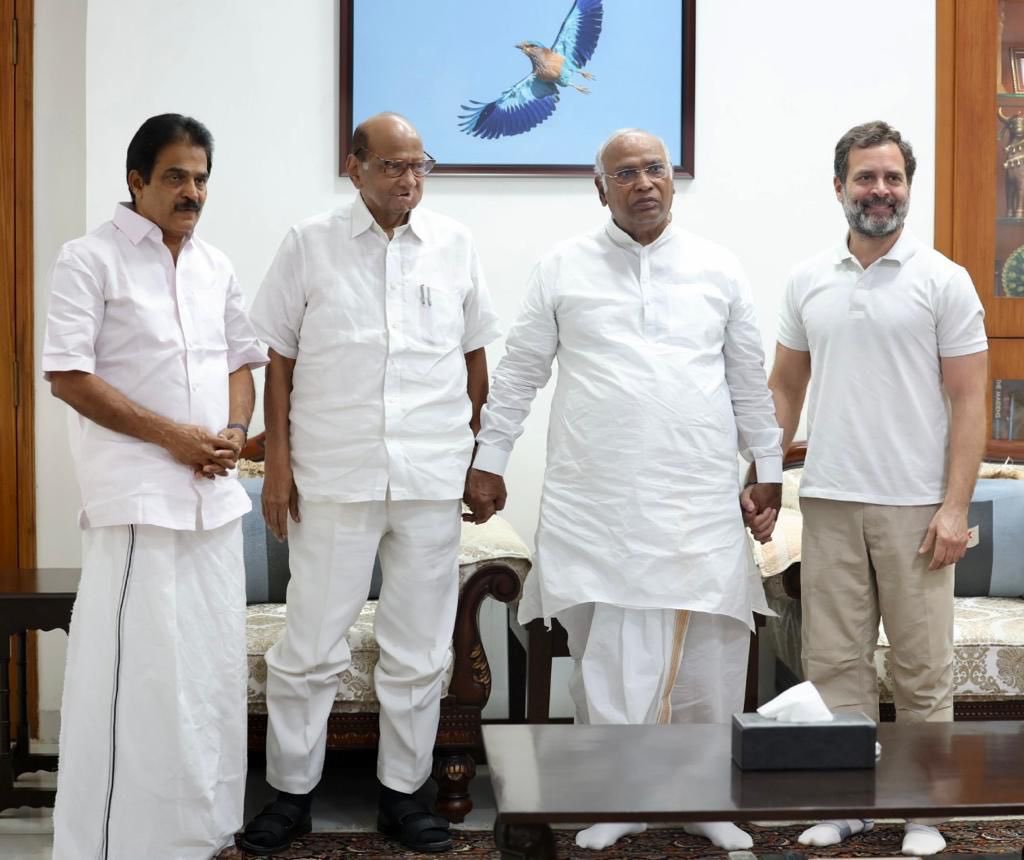 INCMinority's tweet photo. राष्ट्रवादी कांग्रेस पार्टी अध्यक्ष श्री @PawarSpeaks जी 
कांग्रेस अध्यक्ष श्री @kharge जी, पूर्व कांग्रेस अध्यक्ष श्री @RahulGandhi जी और एआईसीसी महासचिव (संगठन) श्री @kcvenugopalmp जी से नई दिल्ली में कांग्रेस अध्यक्ष श्री मल्लिकार्जुन खड़गे के आवास पर मुलाकात करते हुए। https://t.co/F9TR8OtGlQ