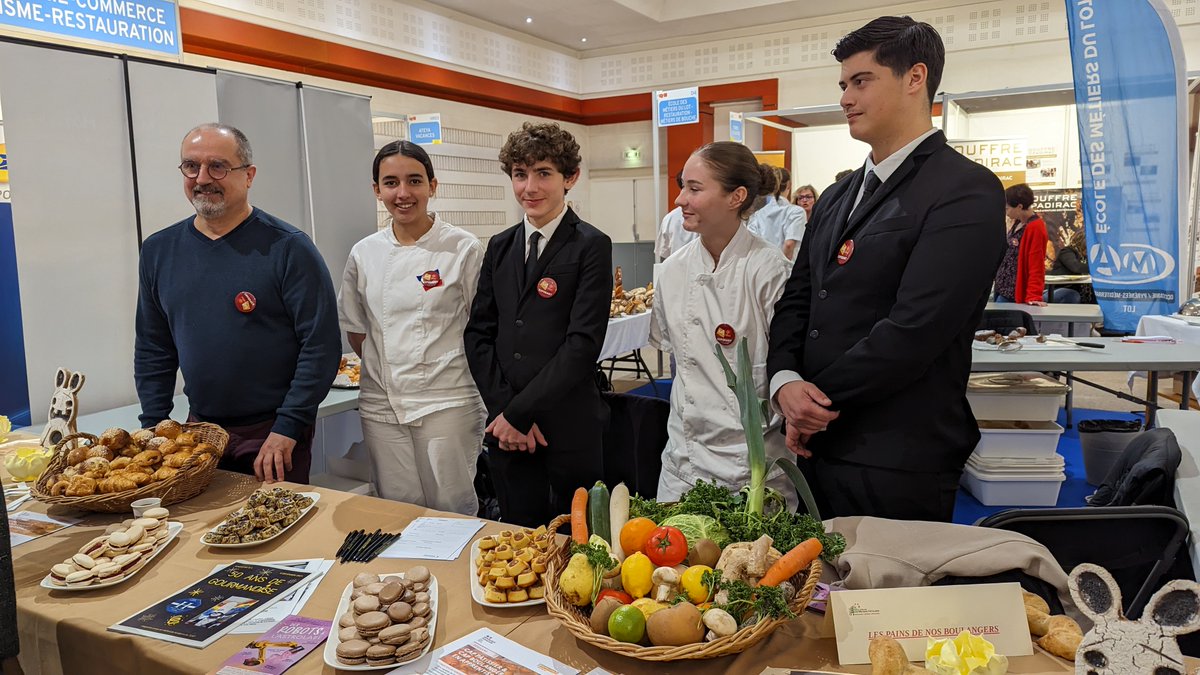1⃣1⃣0⃣0⃣ visiteurs aujourd'hui sur le #TAF de Figeac ! Fréquentation équivalente à l'édition de 2022.
🔝Carton plein donc pour cette édition 2⃣0⃣2⃣3⃣ !
👏Bravo aux équipes @Poleemploi_oc #Figeac 
<a href="/OLIVIERLara1/">Lara OLIVIER</a> <a href="/2hesd1Cbasti1/">Dehesdin Sébastien</a> <a href="/JalbertOlivier/">JALBERT</a>