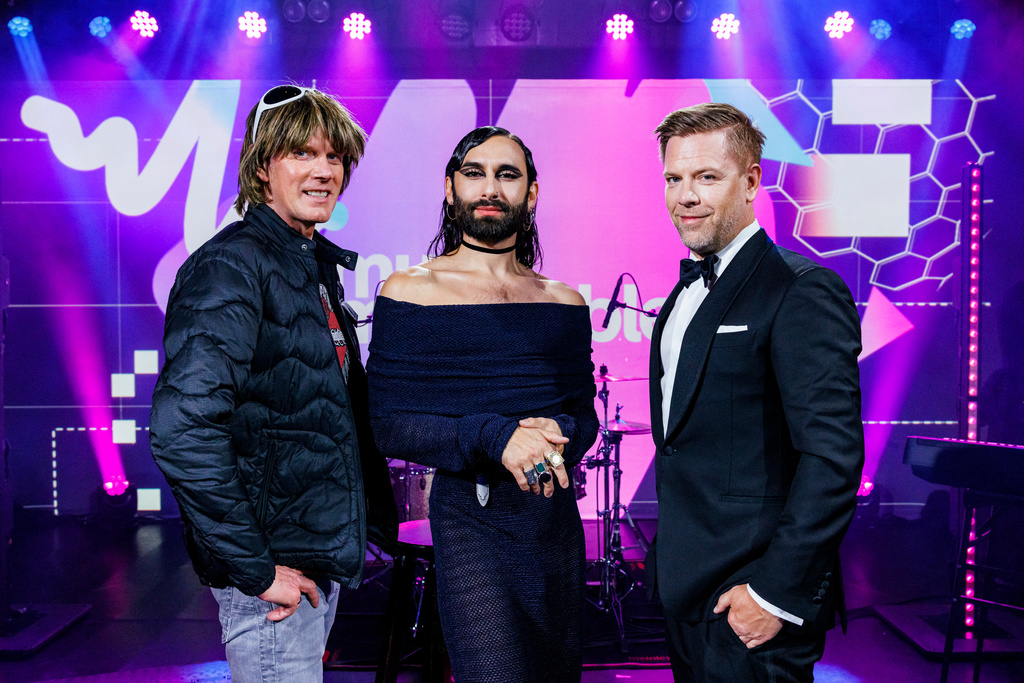 CarinaZucchera's tweet photo. "Music Impossible", die Grimme-Preis-Nominierte Musikgenre-Tausch Show im @ZDF geht weiter!
Host: Tom Neuwirth aka @ConchitaWurst
mit Tom Gaebel & M.Krause in Folge 4 am 9.6.
Pics: ZDF, Michael Clemens https://t.co/C6lQsKmGFU
#MusicImpossible #conchitawurst @DEFMediaGroup #zdf https://t.co/uBsttxifdj