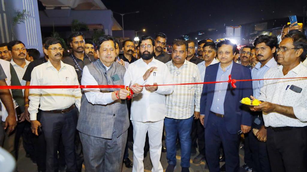 mieknathshinde's tweet photo. यासोबतच सांताक्रूझ कुर्ला लिंक रोडवरील कुर्ला चोरबाजार येथून सांताक्रूझ येथे पश्चिम द्रुतगती महामार्गाला जोडणाऱ्या मार्गिकेचे लोकार्पण देखील आज पार पडले. या नवीन उड्डाणपूलामुळे या मार्गावर होणारी कोंडी सुटणार असून पूर्व उपनगरातून पश्चिम उपनगरांमध्ये जाणे अधिक सोपे होणार आहे. https://t.co/bPov8GhORm