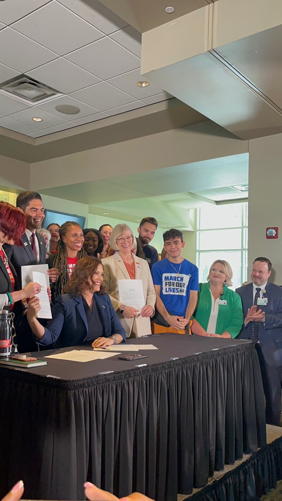 AMarch4OurLives's tweet photo. ✅ Safe Storage
✅ Extensive background checks
✅ Common-sense gun safety laws

11 history-making gun reform bills signed into law in #Michigan today— one of the most significant packages of bills for gun violence prevention in MI EVER 👏🏽. https://t.co/63RwIoYySS