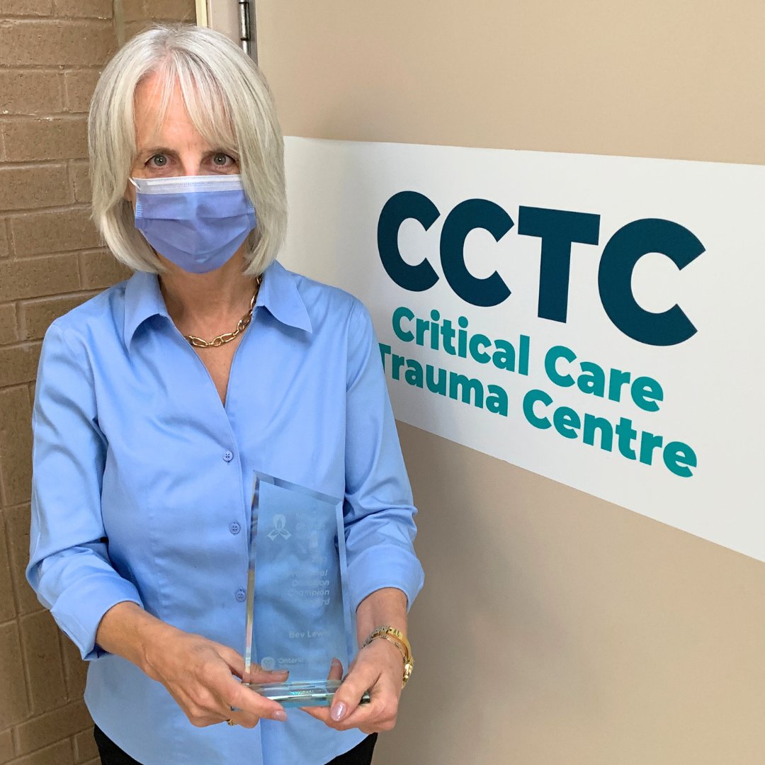 LHSCCanada's tweet photo. Please join us in congratulating Bev, a social worker with Critical Care Trauma Centre.

Bev’s compassion and commitment have been recognized with an Ontario Health Trillium Gift of Life Network 2022 Provincial Donation Champion Award.

Read more: https://t.co/ahXpvqM7RQ https://t.co/513uJChKe7