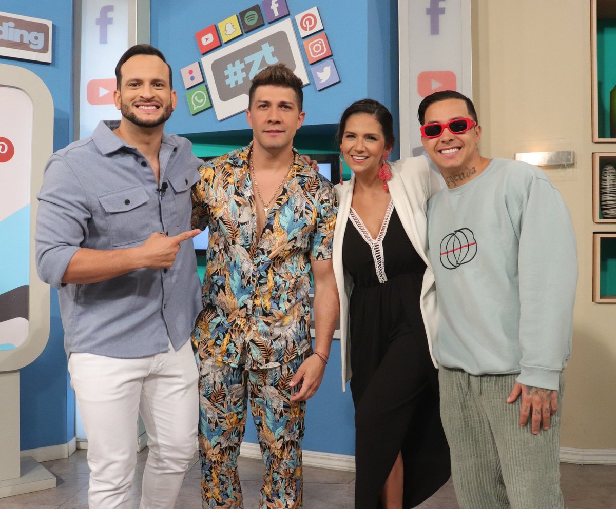 ¡Emocionados estamos 🥳! Y es que la visita de los talentosos @sixtorein y @lionlazaro nos está recargando a todos porque su ánimo y vibra son contagiosos 🤩 Bailamos, cantamos, saltamos y aún falta una hora de programa 😂 Mantente en sintonía de #Venevision 📺 #PortadasEnVivo🔴