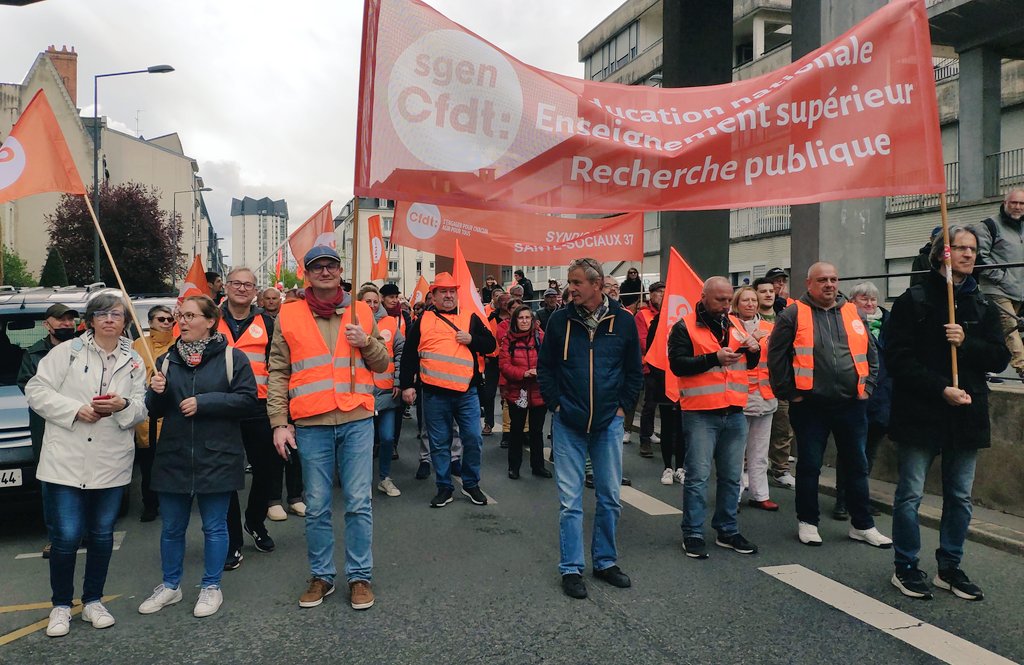CNaveBekhti's tweet photo. Avec @Sgen_CFDT_OT et toute la @CentreCfdt à Tours parce que #64ansCestNon #64AnsCestToujoursNon partout en France dans des cortèges toujours déterminés, solidaires, interprofessionnel pour cette 12eme journée nationale d'action 🟠🟠🟠 https://t.co/4BmKHqdVD8