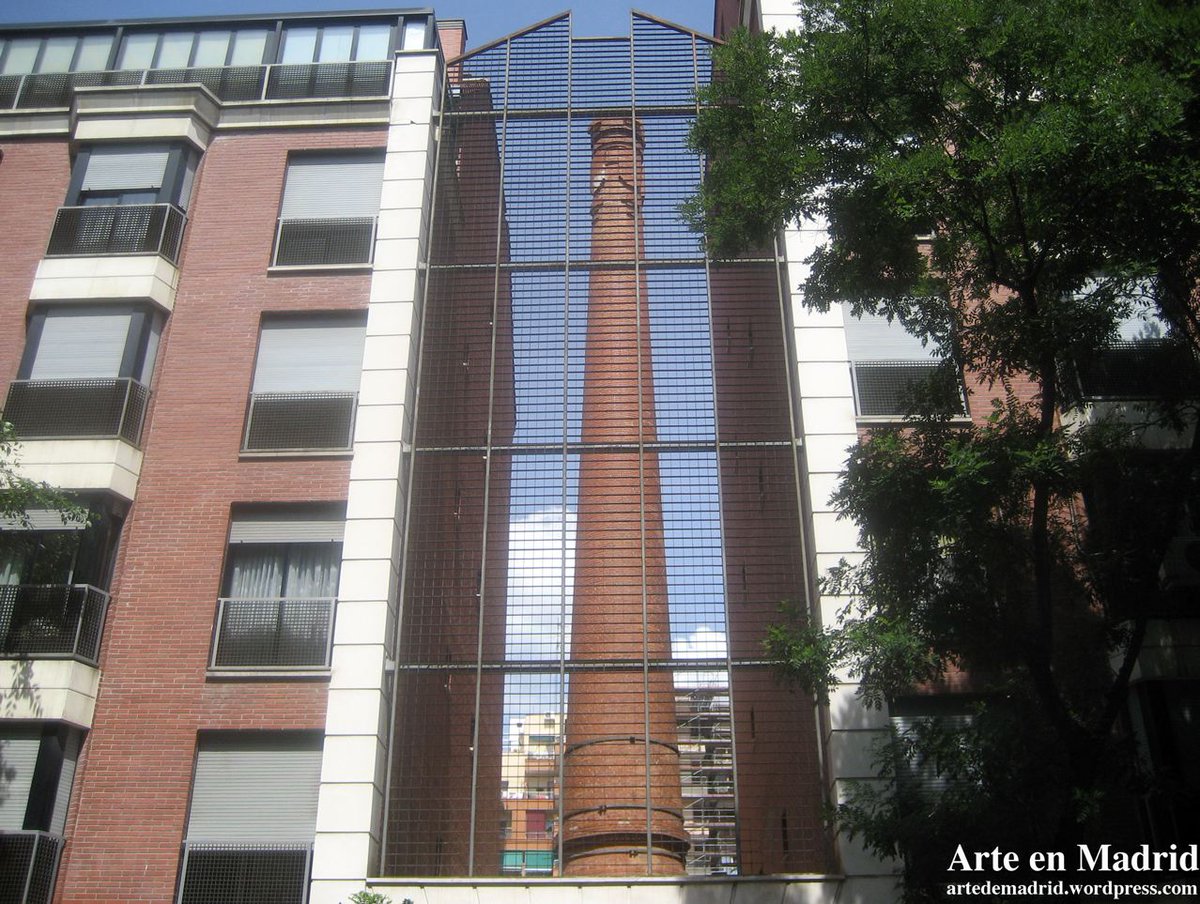 ArteEnMadrid's tweet photo. Esta es la historia de la chimenea de la antigua fábrica de vidrios

https://t.co/9yhg4lLs55 https://t.co/KXSMYnK5E9