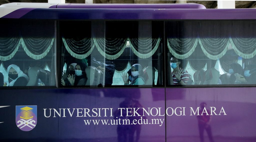 itsghianae's tweet photo. UITM Campus Alor Gajah fully utilizes their branch buses by promoting "BALIK KAMPUNG FREE RIDE" for their students.

[A THREAD]

#COM201 
#MC1102B2023 
#RayaAidilfitri2023 
#JomBalikRayaFree https://t.co/6MiSZptZe4