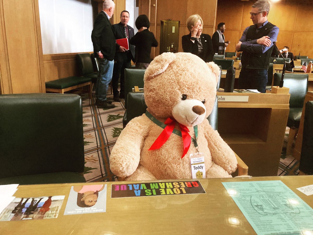 ORHouseDems's tweet photo. Representative Teddy is in the House! #orleg #orpol #superfloor https://t.co/i5sMdDUPO5